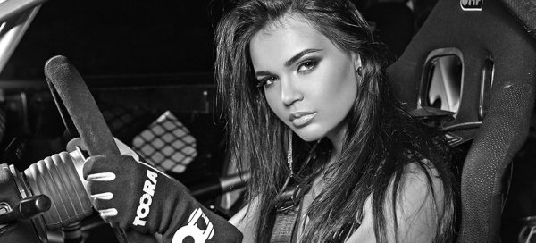Девушка гонщица Inessa Tushkanova в стильных позах