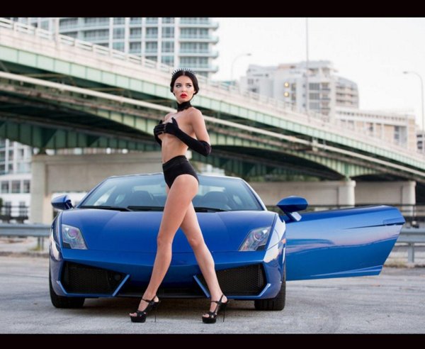 Инесса Тушканова с Lamborghini в страстной позе