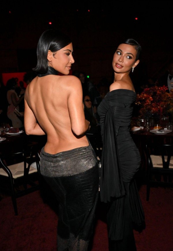 Kimberly kardashian, Ким и кортни кардашьян сестры, Ким кардашьян голое платье