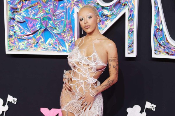 Doja Cat в голых нарядах на церемонии VMA