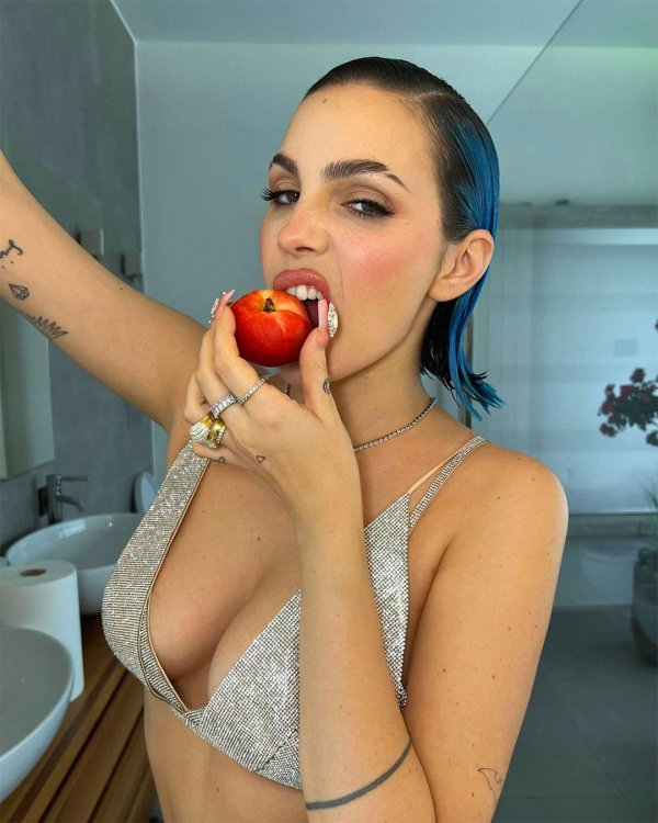 Emily rinaudo, Девушка, Откровенная девушка