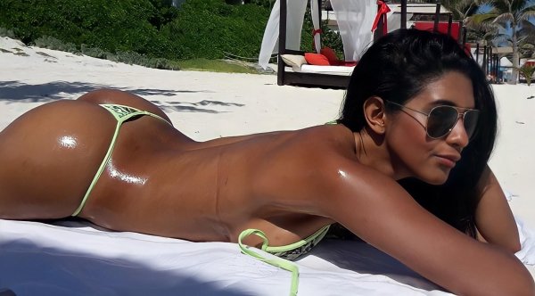 Rocio Miranda завораживает соблазнительными формами в мини бикини