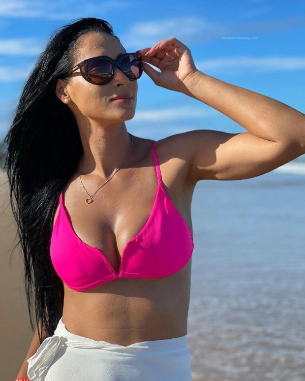 Jaqueline Carvalho демонстрирует спортивную фигуру в сексуальном бикини