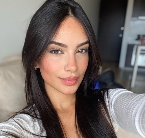 Jessica Romero очаровывает привлекательной фигурой и грациозными позами