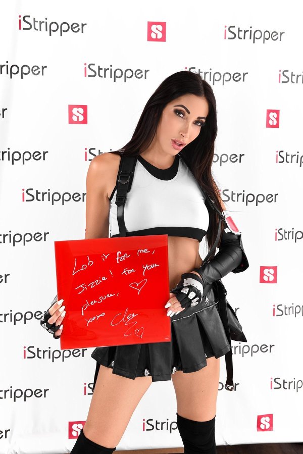 Модель Клеа Готье в виртуальном стриптизе IStripper