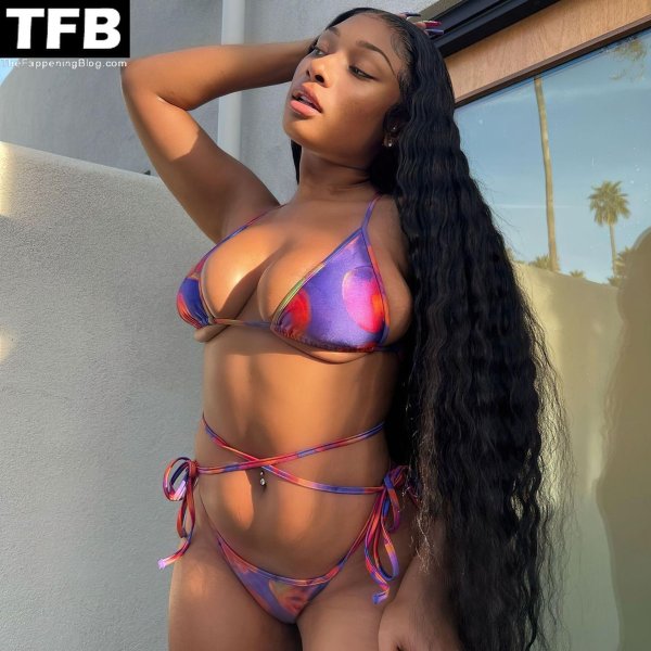 Горячая Megan Thee Stallion в откровенном купальнике