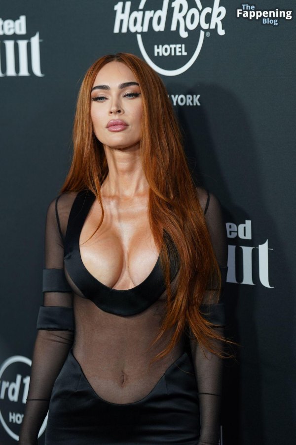 Megan Fox с секси грудью в горячих позах