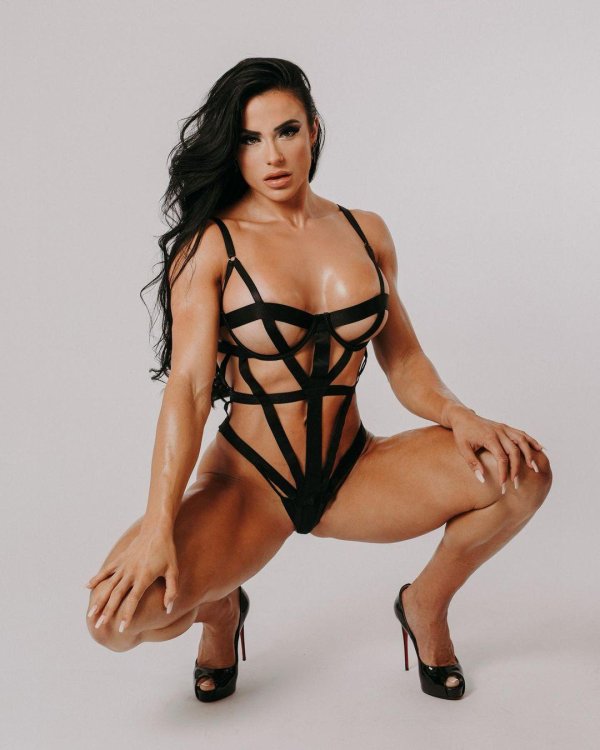 Алисия Ромеро Калиомарде в OnlyFans соблазняет красотой