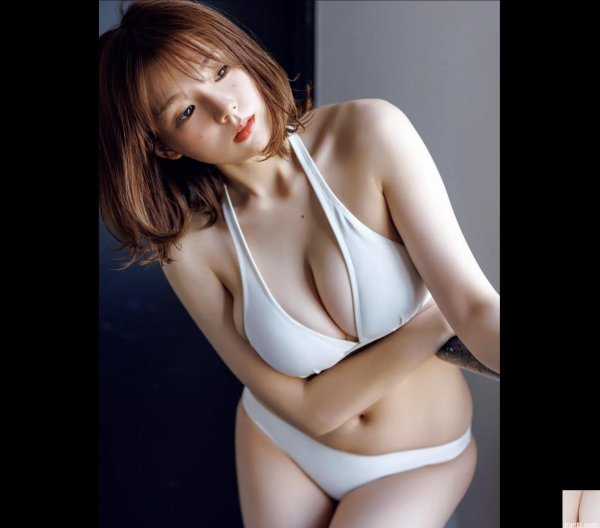 Грудастая японка Ai Shinozaki с соблазнительными сиси
