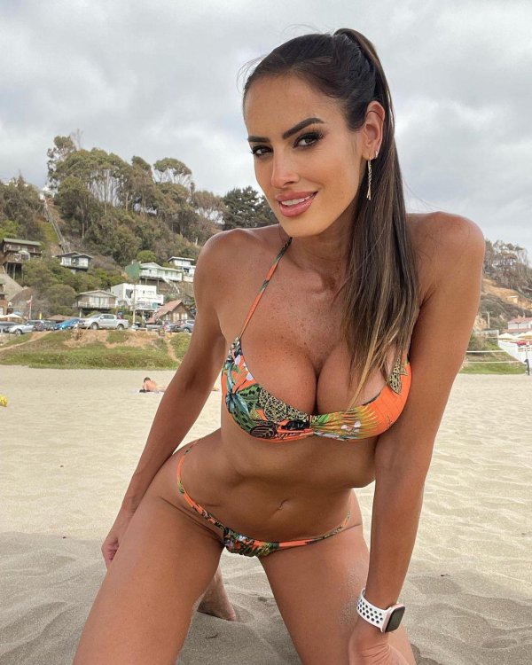 Завораживающие девушки Adriana Barrientos и Fran Undurraga в купальнике