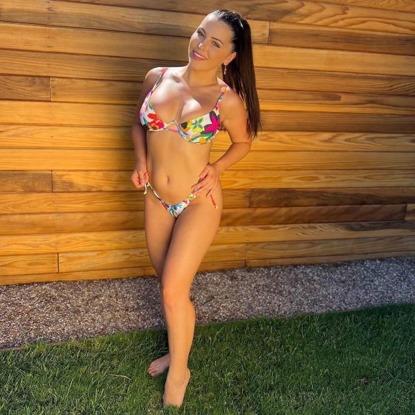 Аппетитная модель Adriana Olivarez в бикини на Instagram