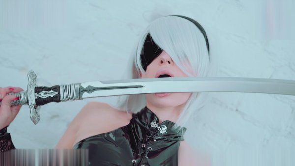 Провокационный косплей B Nier Automata с Алиной Беккер