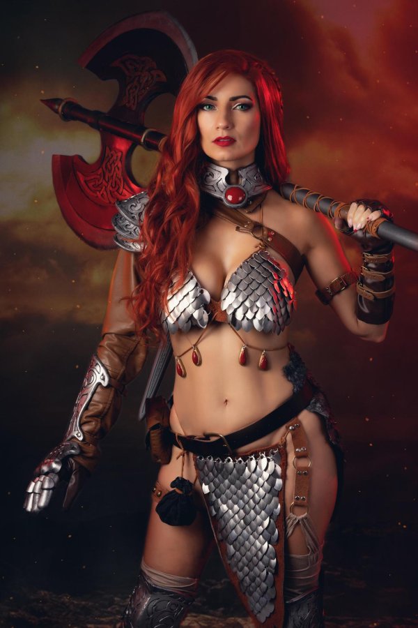 Провокационная рыжая Соня Red Sonja в косплее Алины Зеленовой