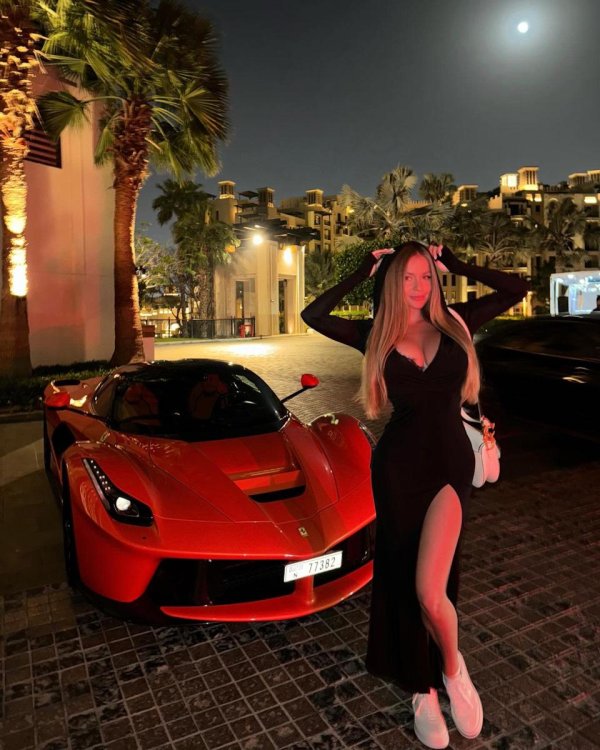 Эксклюзивный Ferrari LaFerrari сияет на дороге