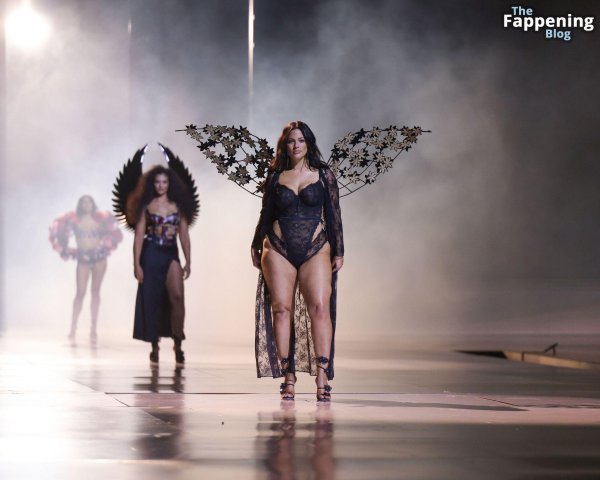 Эшли Грэм на Victoria Secret подиуме