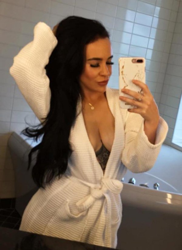 Стефани Дэвис в полотенце демонстрирует соблазнительное selfie
