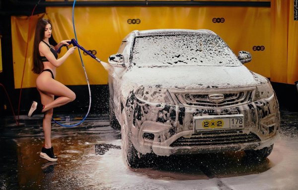 Чистый Geely Atlas с привлекательными девушками