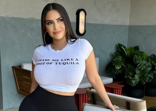 Очаровательная Jessenia Rebecca модель показывает соблазнительную красоту
