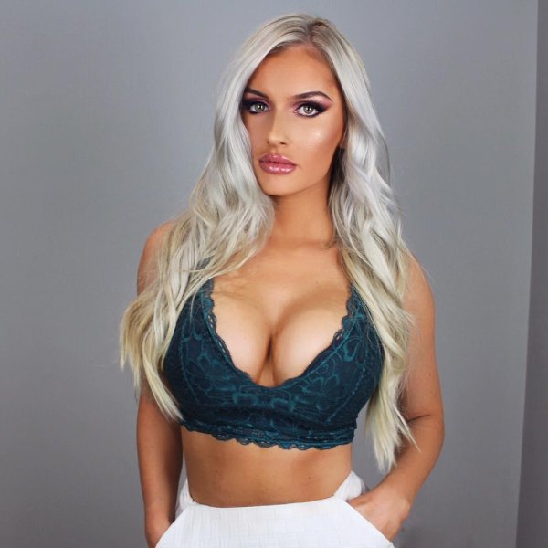 Сексуальная Mariah May с силиконовой грудью