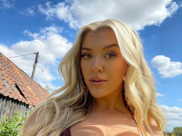 Molly marsh, Девушка, Николетт ши