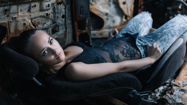 Привлекательная брюнетка Екатерина в фотосессии