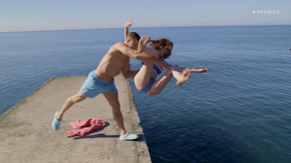 Романтичный пляж в Ялте с красивым морем