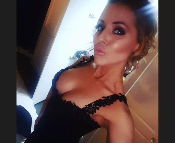 Милая Stephanie Waring в искренних селфи