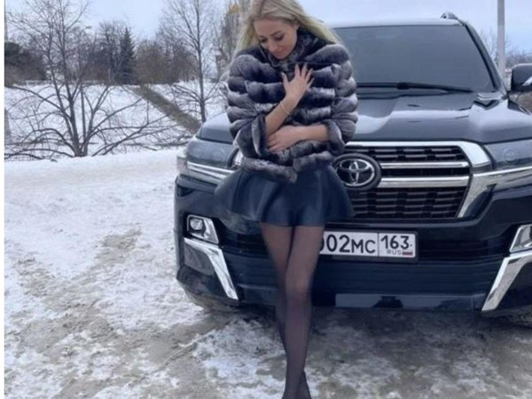 Toyota Land Cruiser с девушкой выглядит стильно