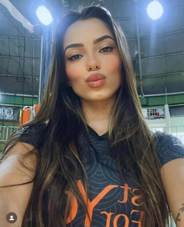 Кейла Алвес сияет волейбольной и модельной красотой