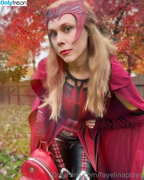 Соблазнительная Алая Ведьма в Marvel косплее