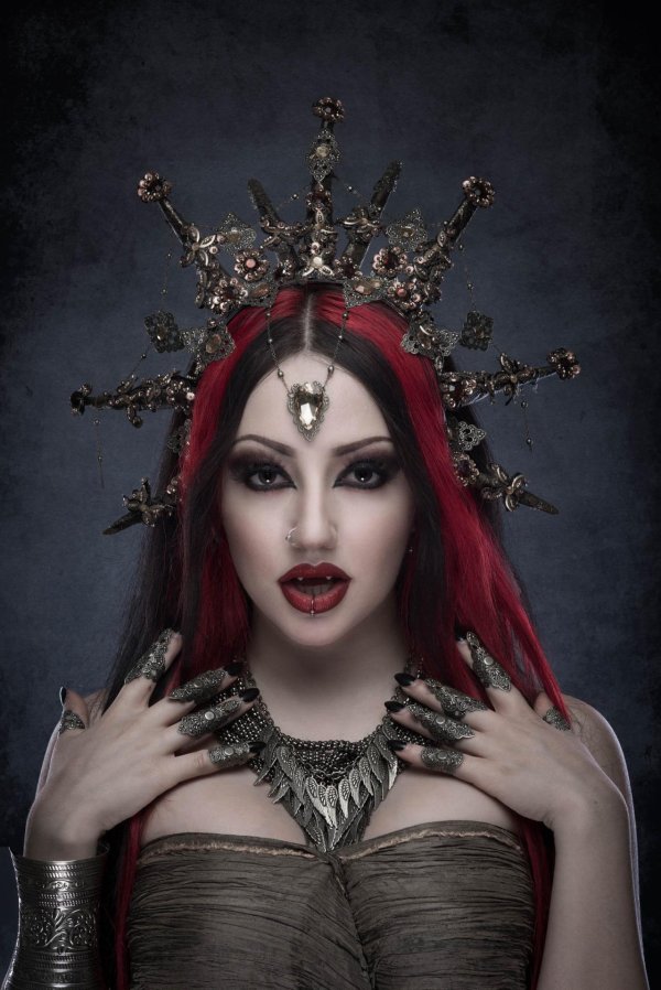 Колдовская Dani Divine в образе ведьмы