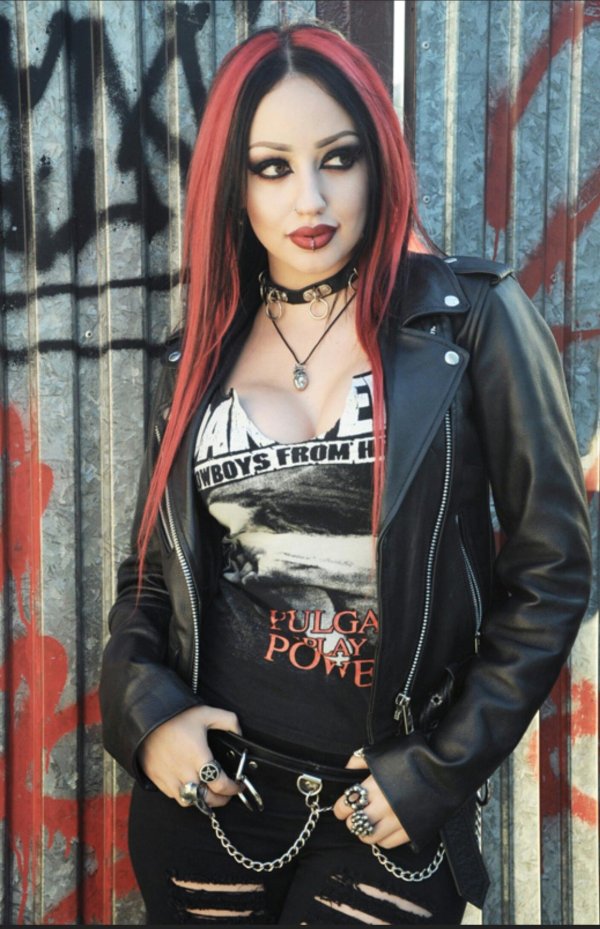 Dani divine, Dani divine готическая модель, Dani divine сатанизм