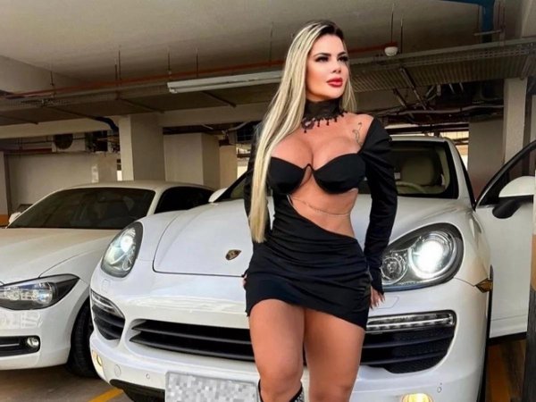 Жгучая бразильская модель Juju Ferrari в соблазнительном наряде