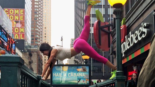 Jen Selter фитоняшка в соблазнительной растяжке