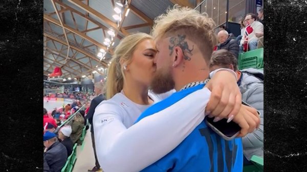 Соблазнительный чемпион Джейк Пол с красивой моделью