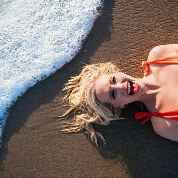 Красивая модель Candice King в ярком красном купальнике