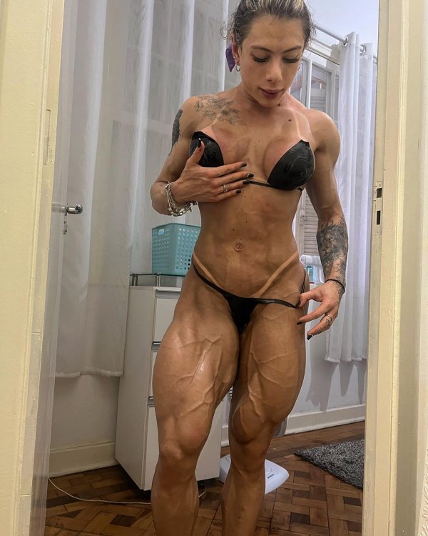 Голая бодибилдерша Julia Caceres с мускулистым сексуальным телом