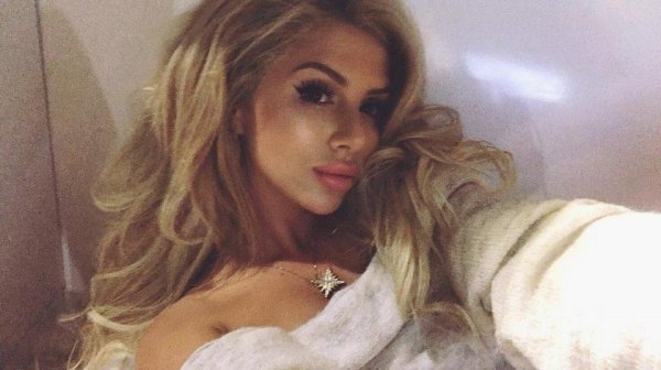 Симпатичная блондинка Екатерина Фетисова в естественных позах