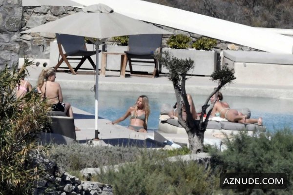 Соблазнительная Hadise в бикини на пляже Бодрум