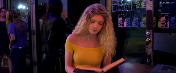 Очаровательная американская актриса Elena Kampouris в купальнике