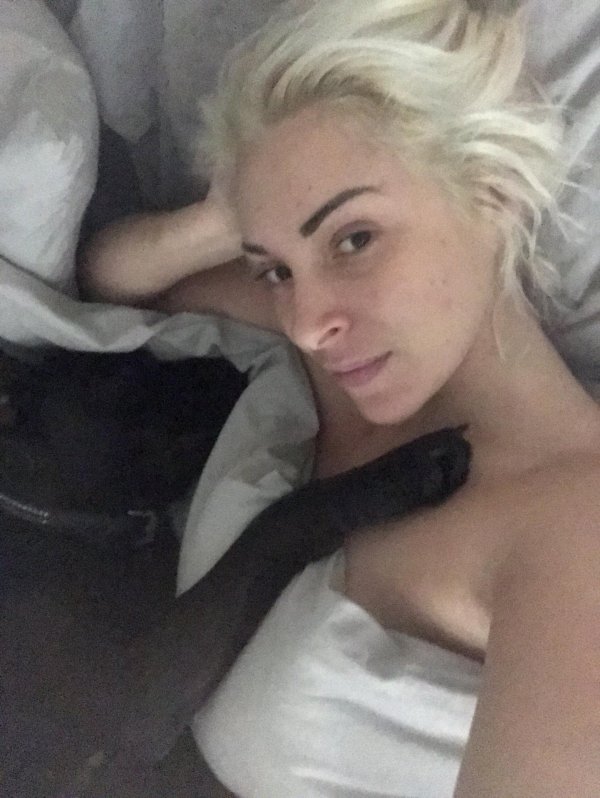 Естественная Lady Gaga без макияжа и Miley Cyrus с откровенными сливами