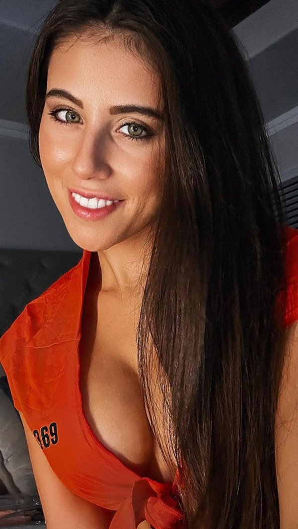 Вайолет Саммерс в соблазнительном Only Fans стиле