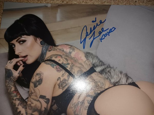Очаровательная девушка Jessie Lee с соблазнительными татуировками