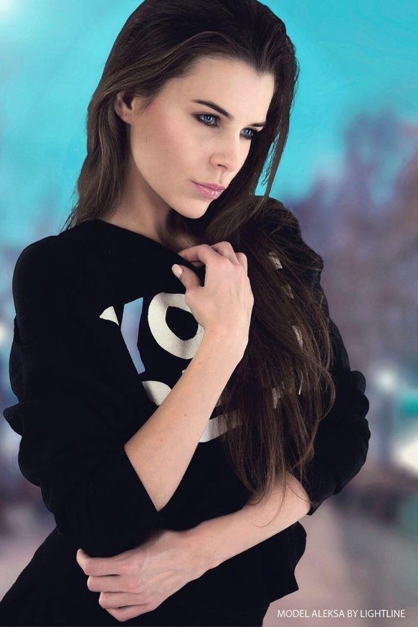 Красивая Aleksa Slusarchi в элегантном образе