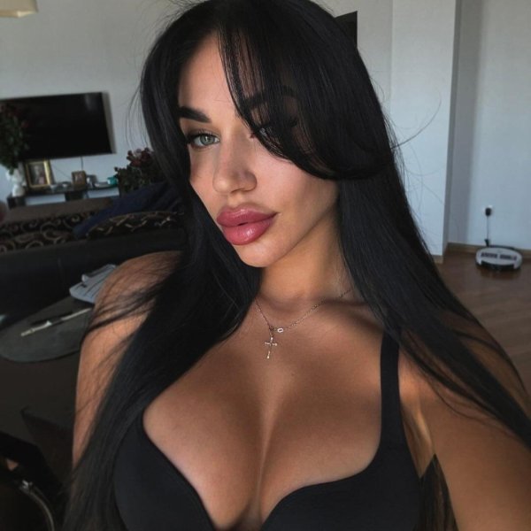 Марина MJ в бархатном платье завораживает взор