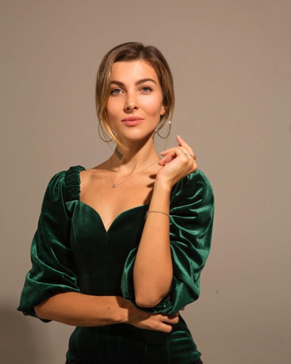 Красивая модель женщина пленит взор