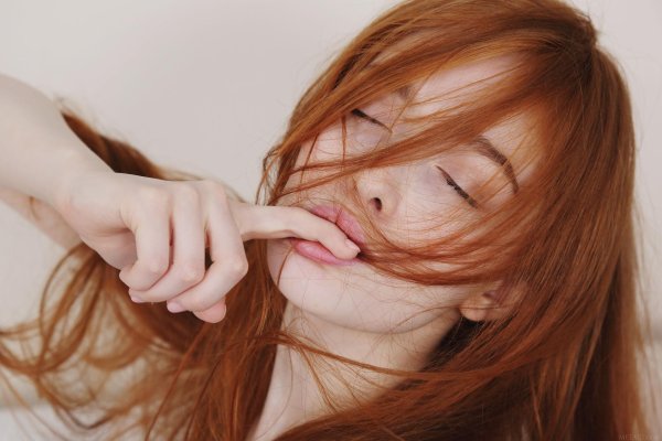 Соблазнительная модель Jia Lissa с огненными рыжими волосами