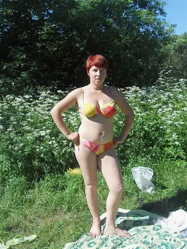 Соблазнительная зрелая баба в купальнике на природе дача отдых