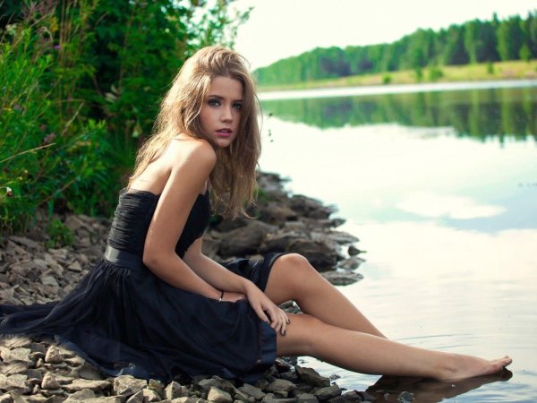 Ксения Кокорева у реки на берегу