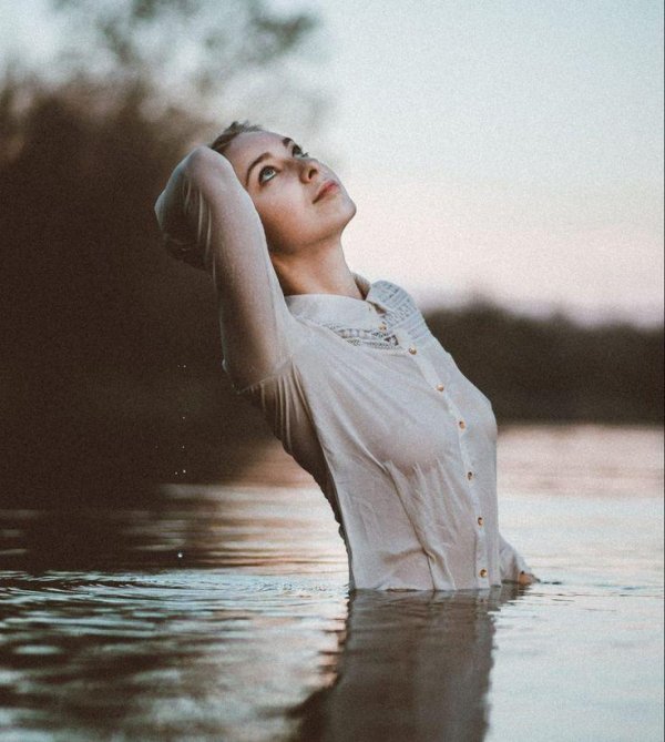 Девушка в мокрой рубашке на водной сессии